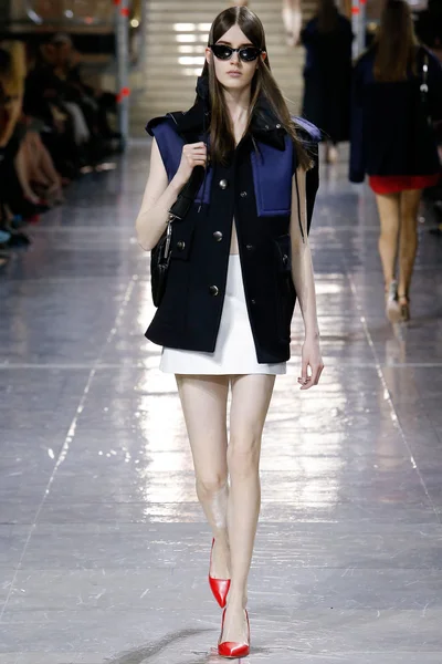 Look 16